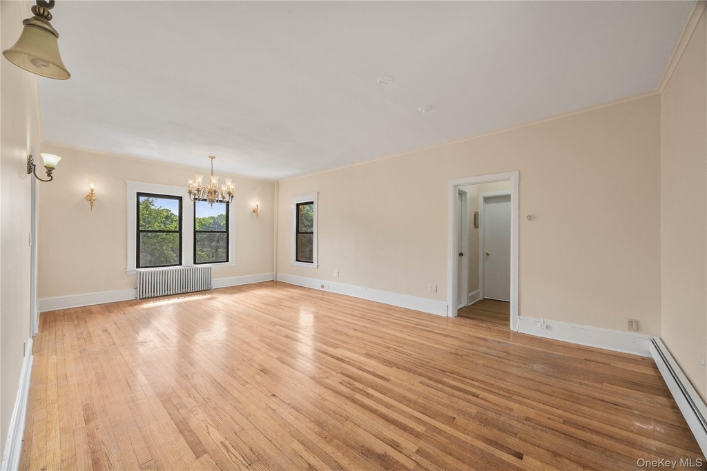176 Colonial Parkway - Photo 4