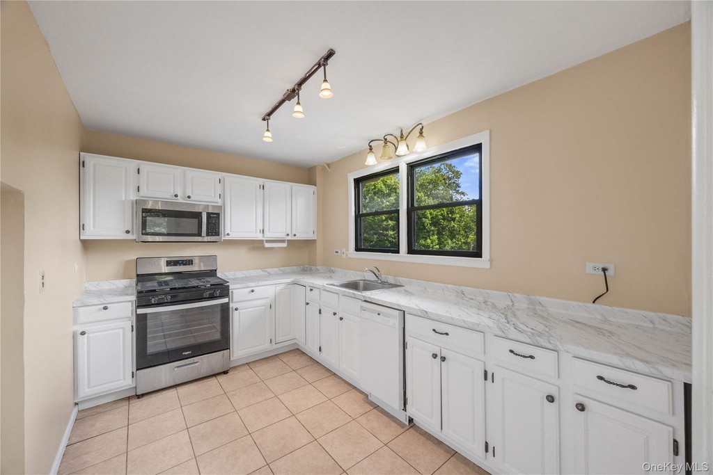 176 Colonial Parkway - Photo 24