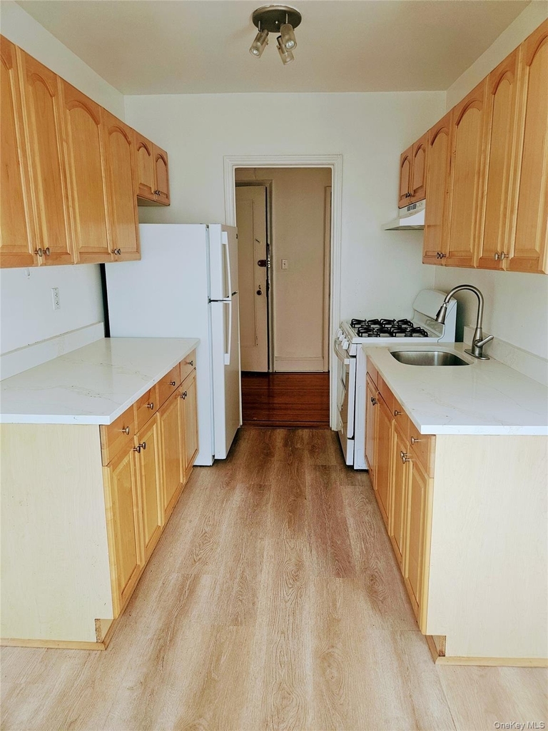 1 Broad Parkway - Photo 0