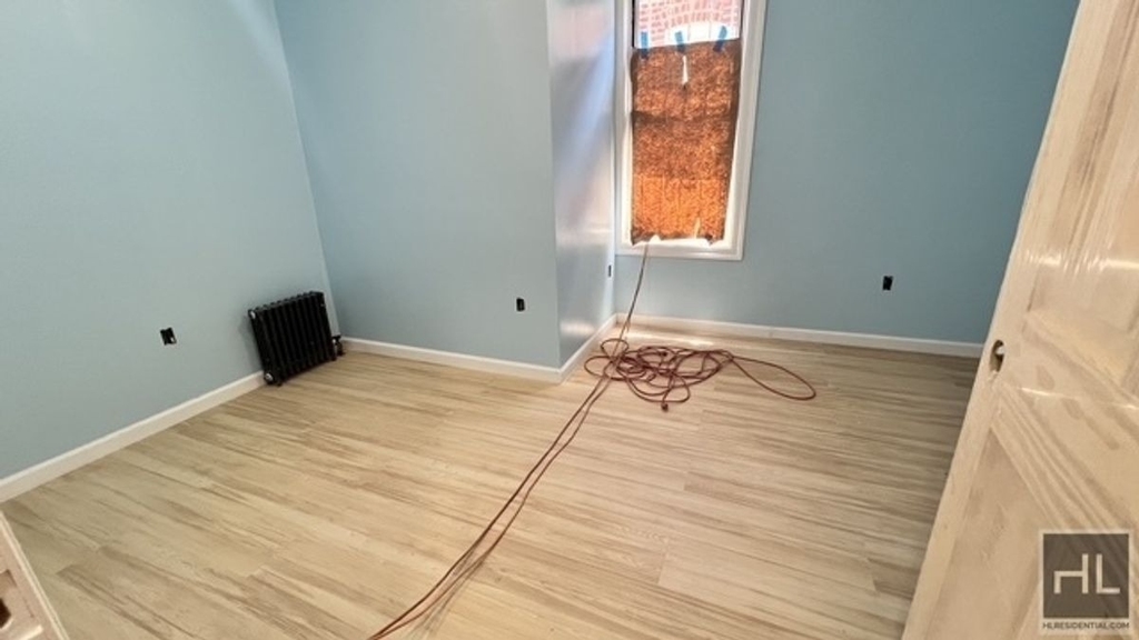 586 E 54th Street - Photo 5