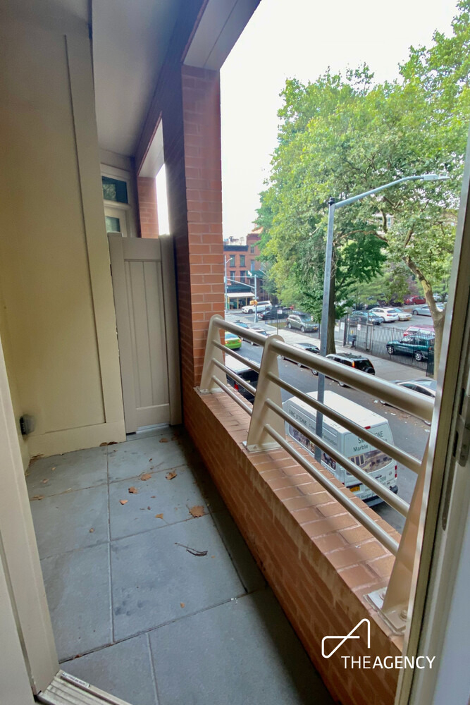 367 Waverly Avenue - Photo 11