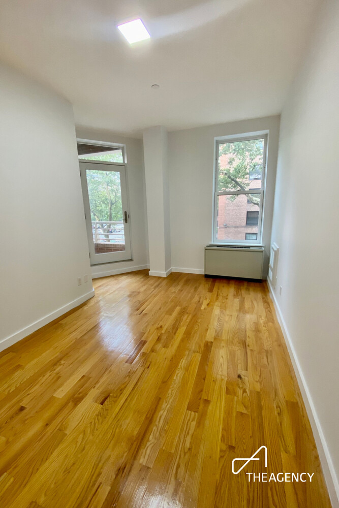 367 Waverly Avenue - Photo 2
