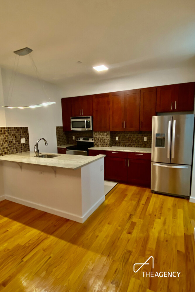 367 Waverly Avenue - Photo 4