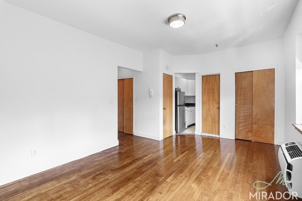 1435 York Avenue - Photo 2