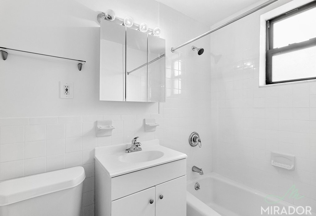 1435 York Avenue - Photo 5
