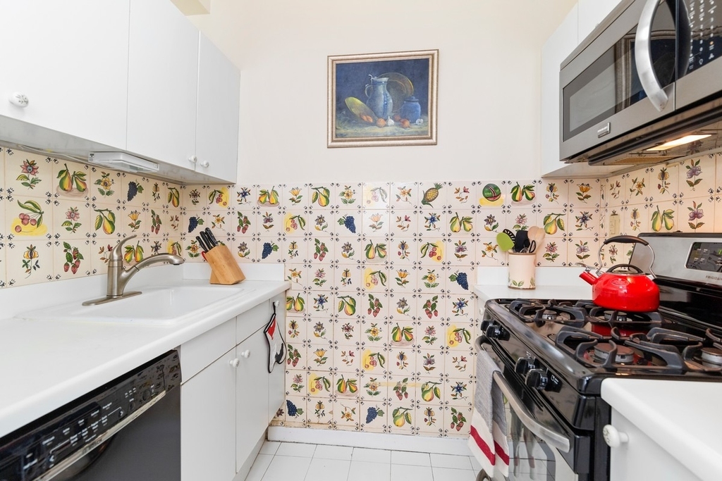 52 E End Avenue - Photo 2
