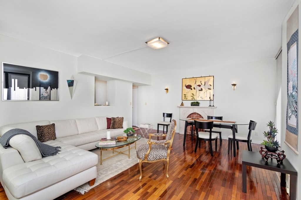 52 E End Avenue - Photo 1