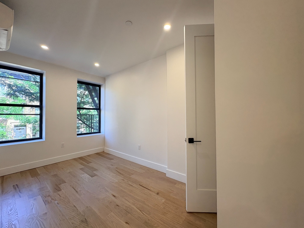 Bedford Avenue - Photo 1