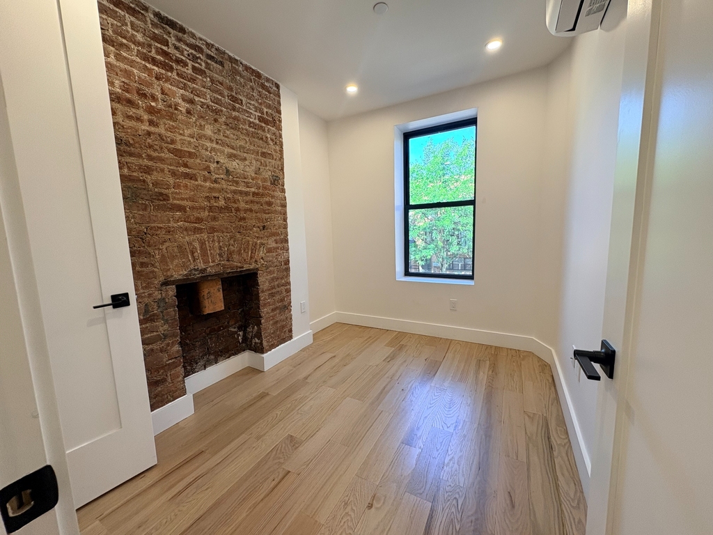Bedford Avenue - Photo 2