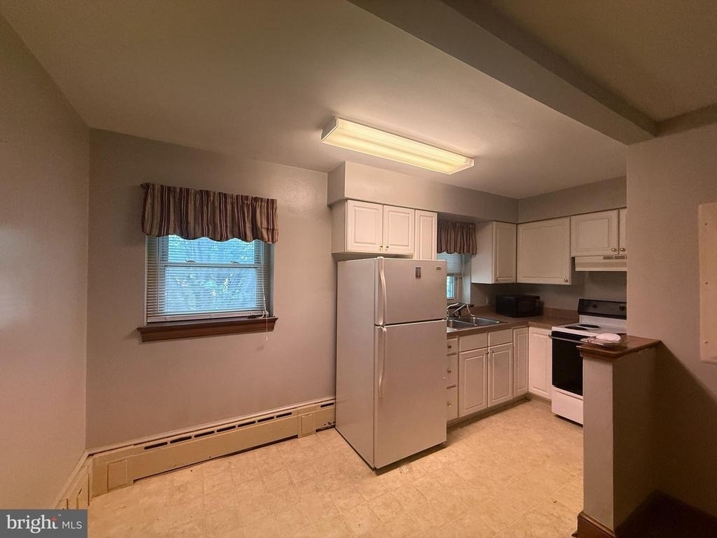 320 N Royal Avenue - Photo 2