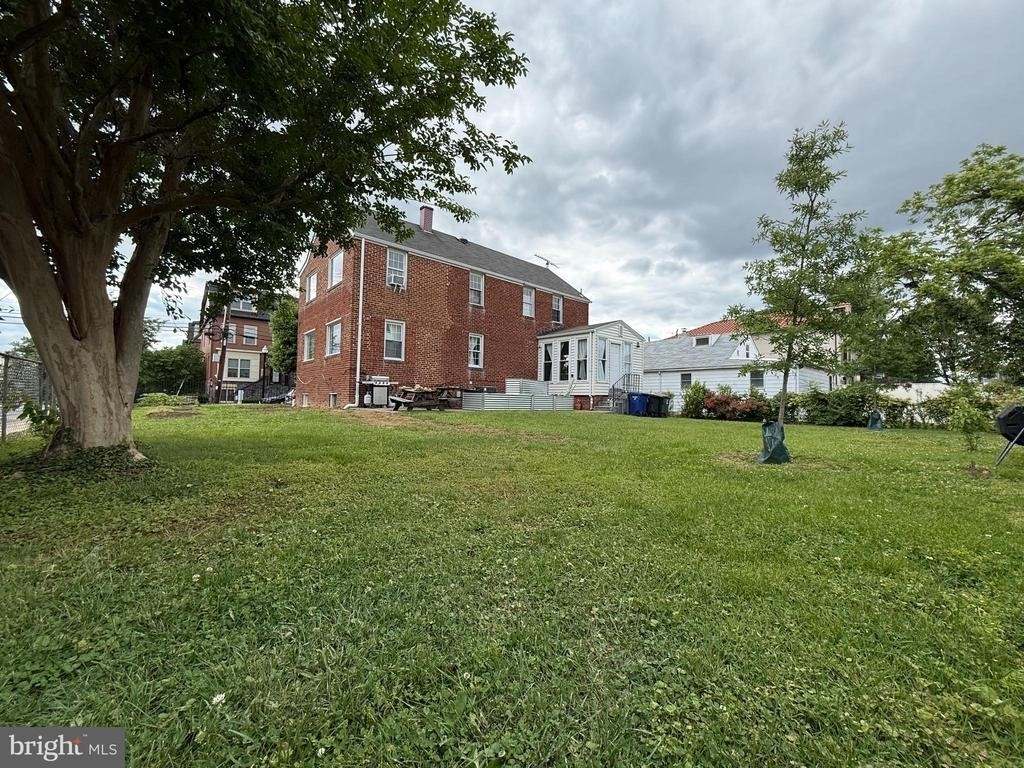 1327 S Queen Street - Photo 2