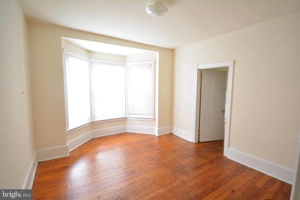 444 W Queen Lane - Photo 3