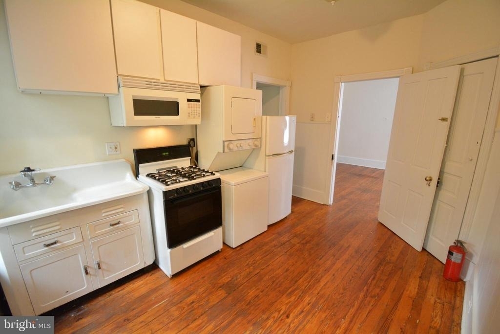 444 W Queen Lane - Photo 7