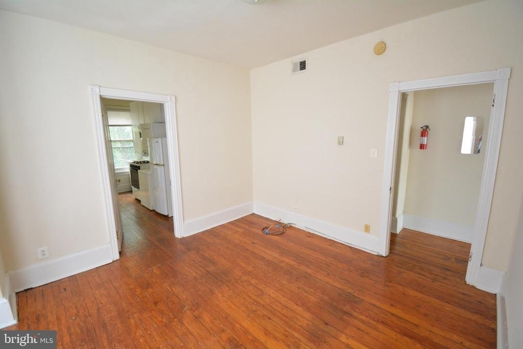 444 W Queen Lane - Photo 4