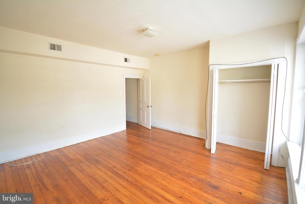 444 W Queen Lane - Photo 2