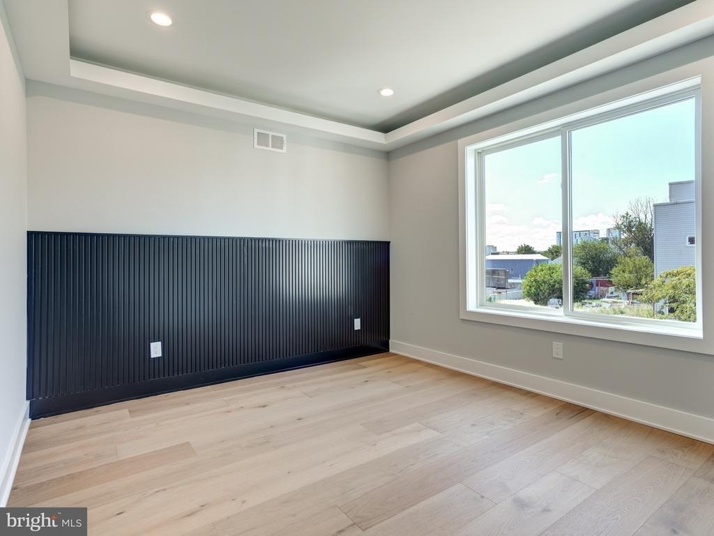 1933 N Leithgow Street - Photo 36