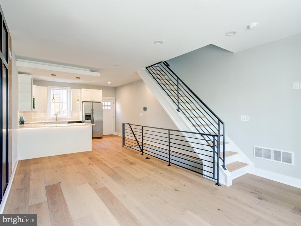 1933 N Leithgow Street - Photo 30