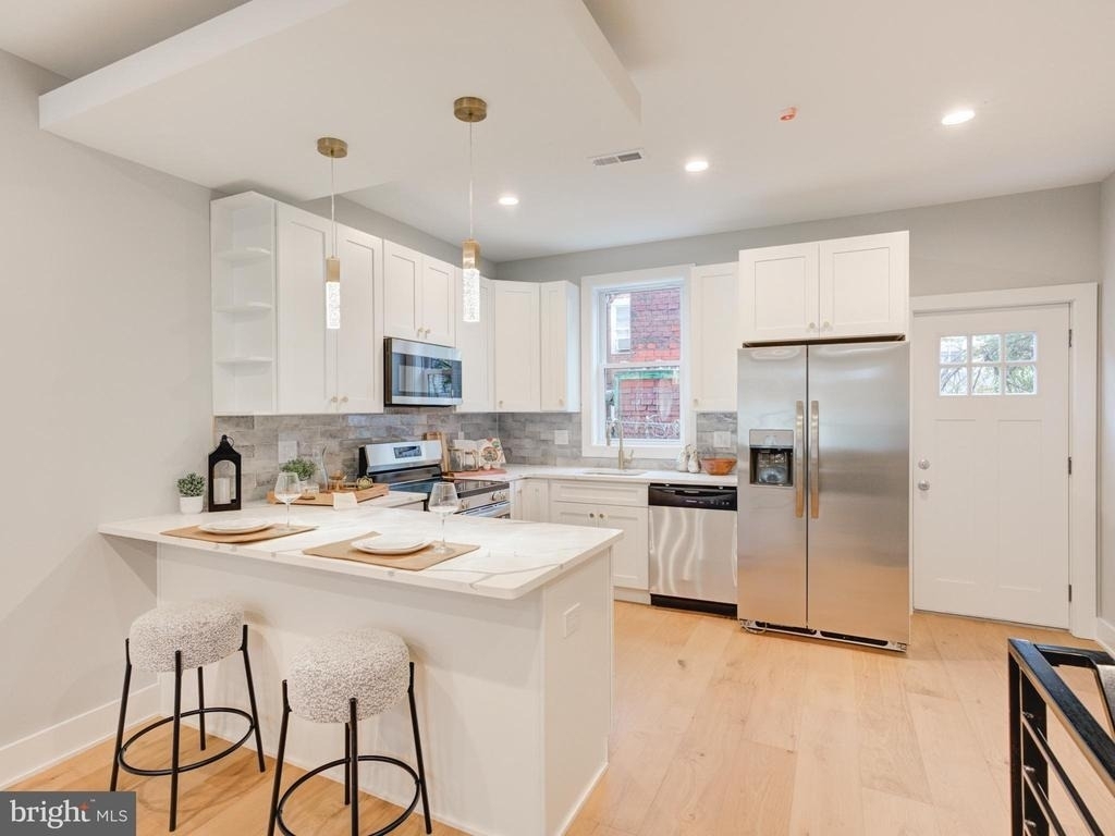 1933 N Leithgow Street - Photo 2