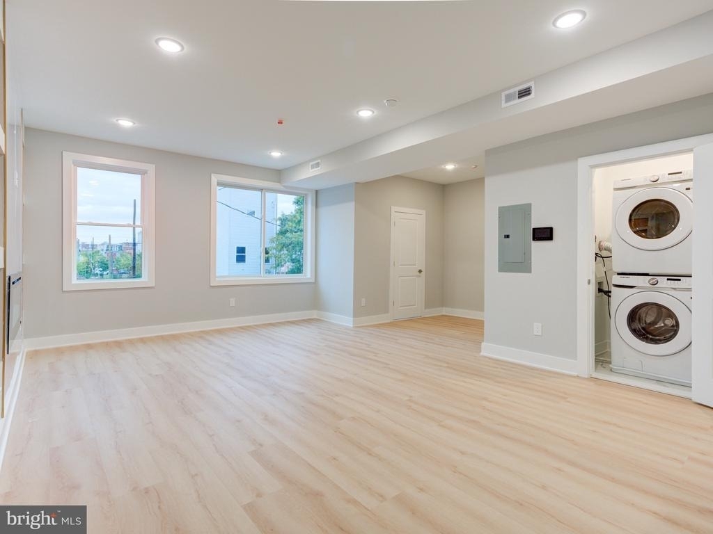 1933 N Leithgow Street - Photo 18