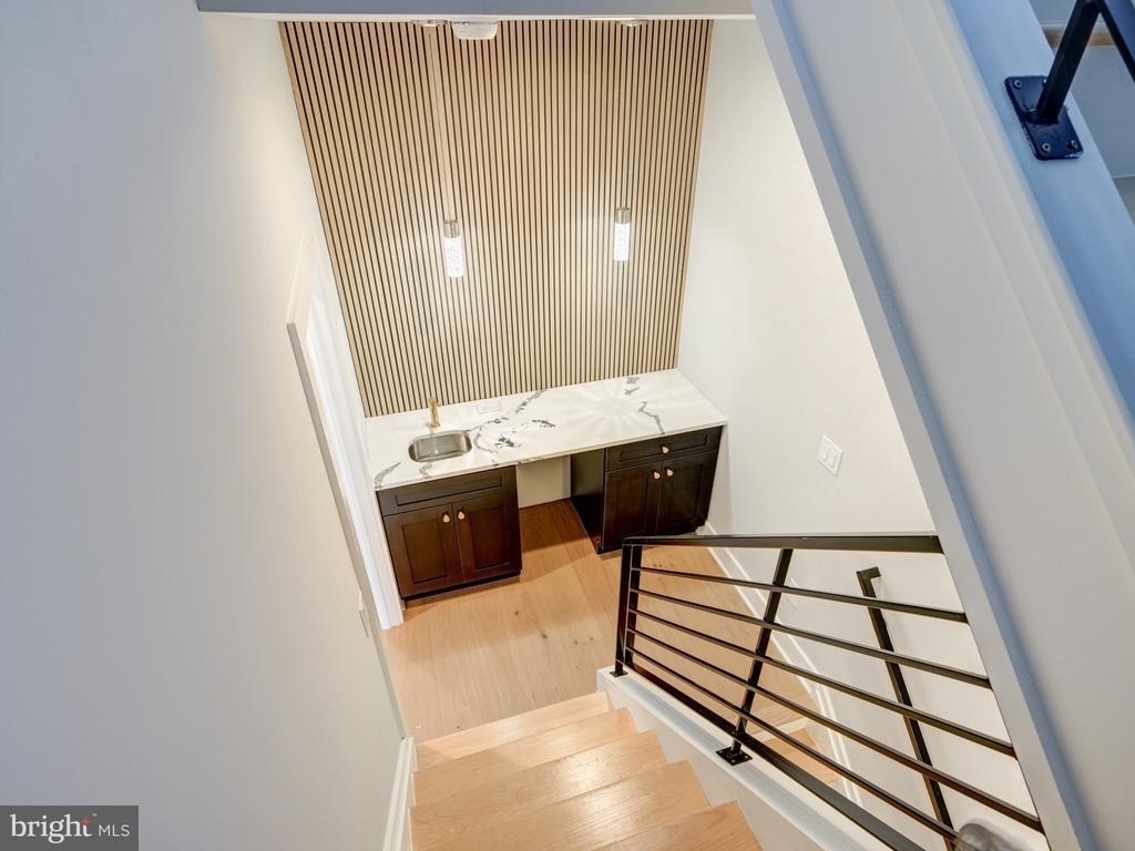 1933 N Leithgow Street - Photo 33