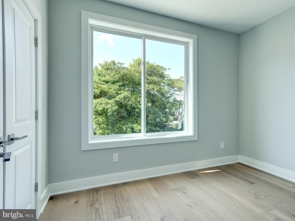 1933 N Leithgow Street - Photo 37