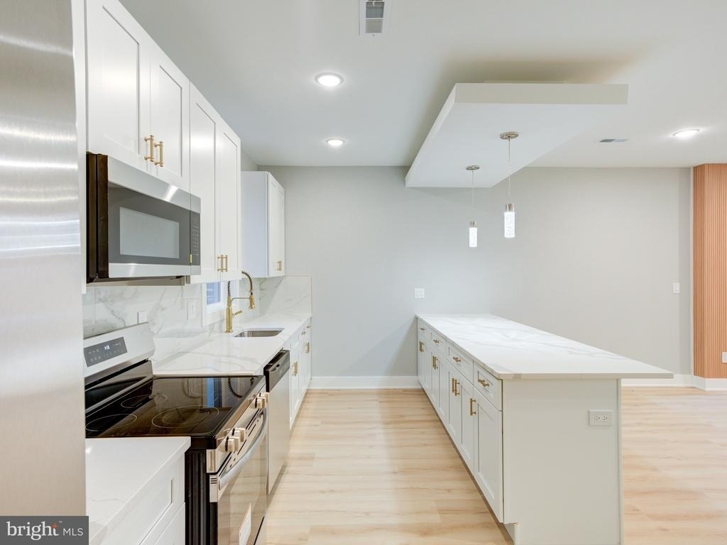 1933 N Leithgow Street - Photo 26
