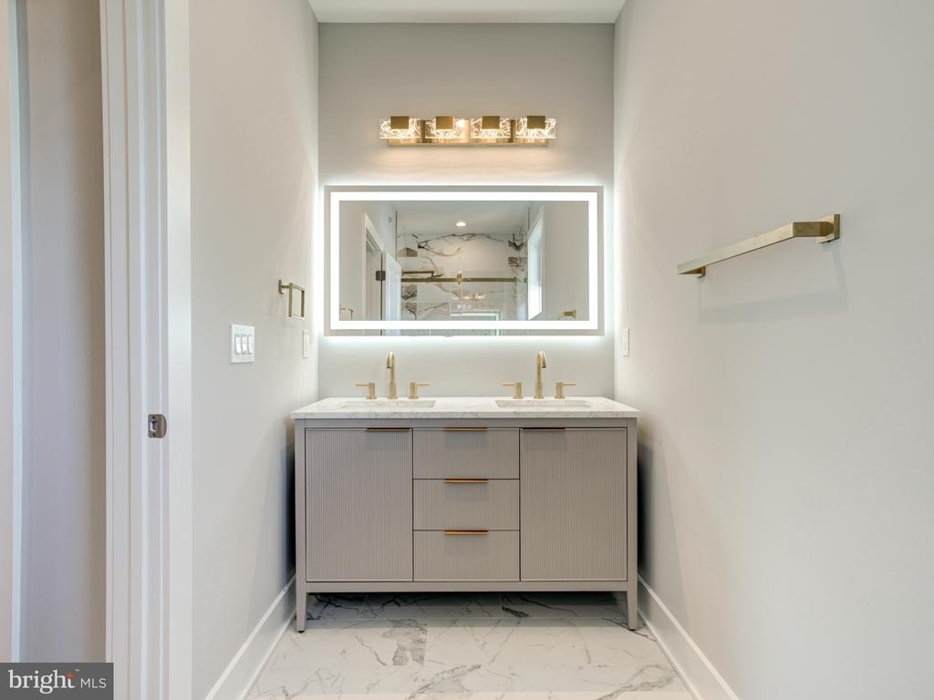 1933 N Leithgow Street - Photo 31