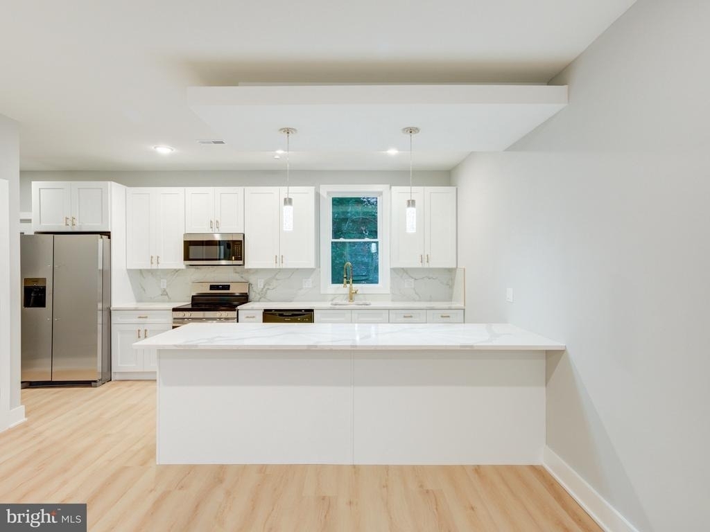 1933 N Leithgow Street - Photo 24