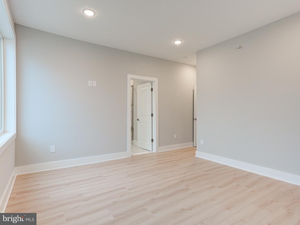 1933 N Leithgow Street - Photo 15