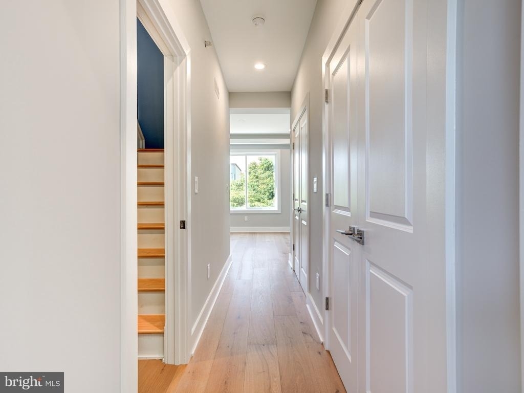 1933 N Leithgow Street - Photo 35