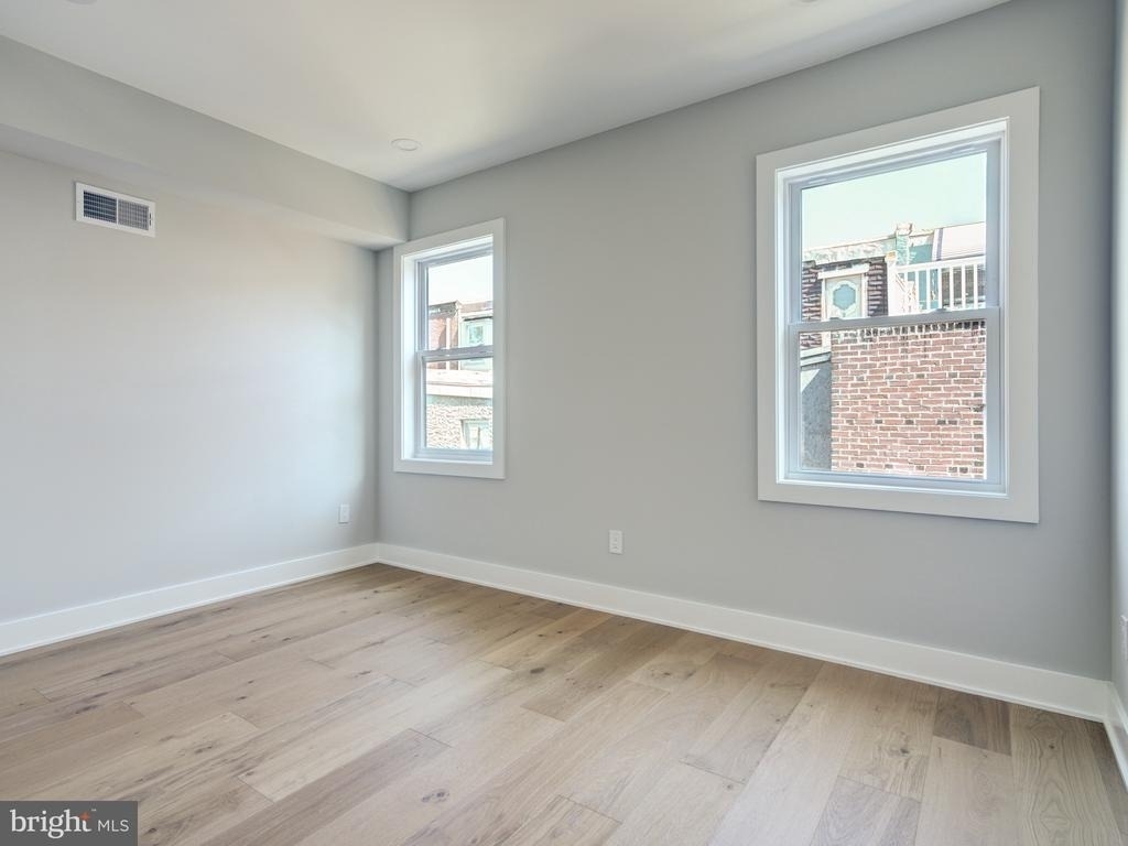 1933 N Leithgow Street - Photo 38