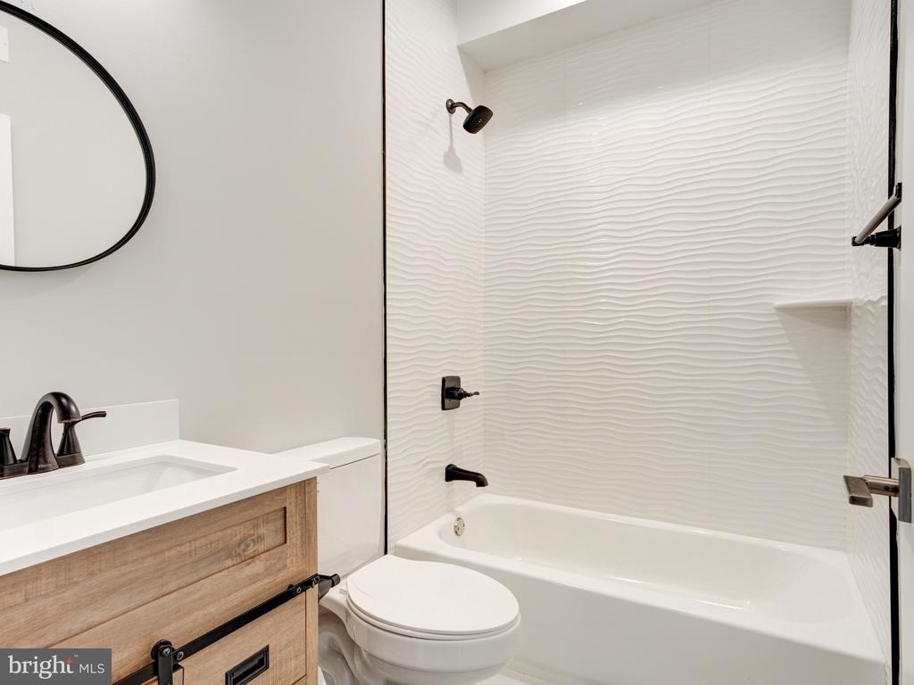 1933 N Leithgow Street - Photo 40