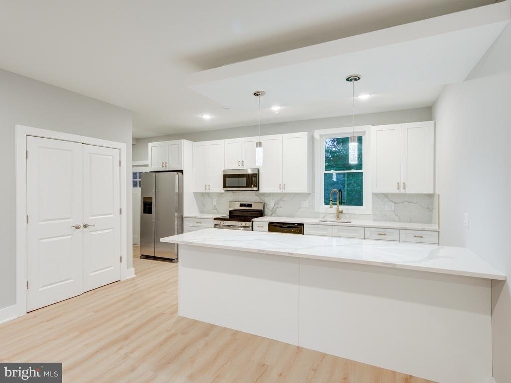 1933 N Leithgow Street - Photo 25