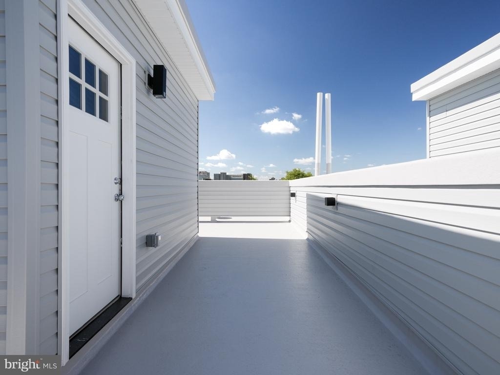 1933 N Leithgow Street - Photo 46