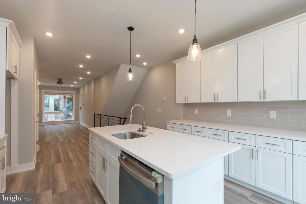 138 W Huntingdon Street - Photo 2