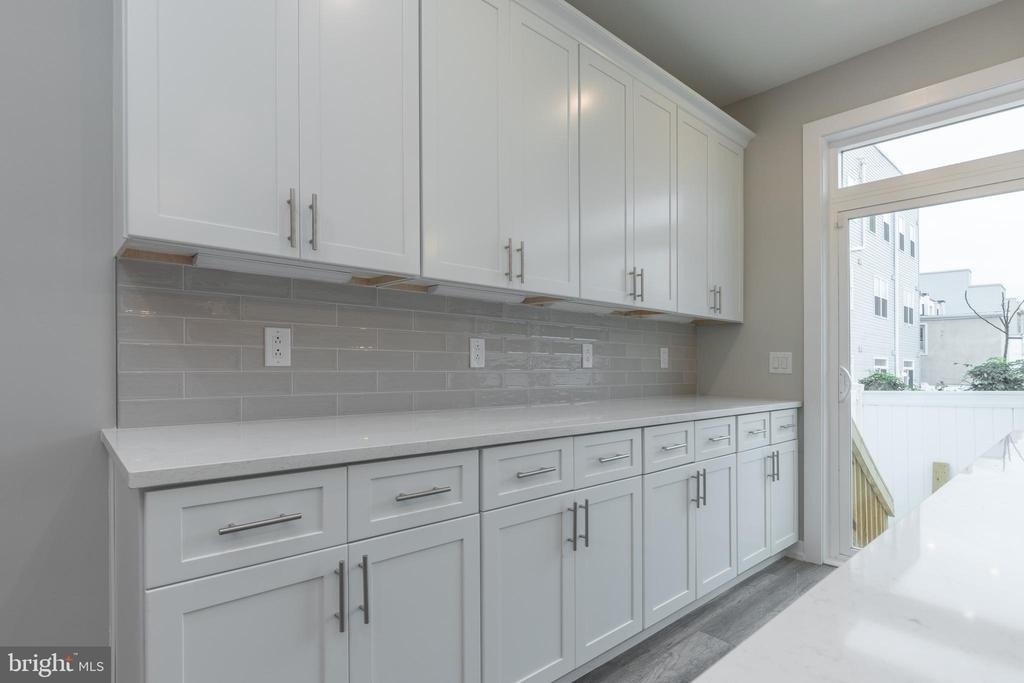 138 W Huntingdon Street - Photo 3