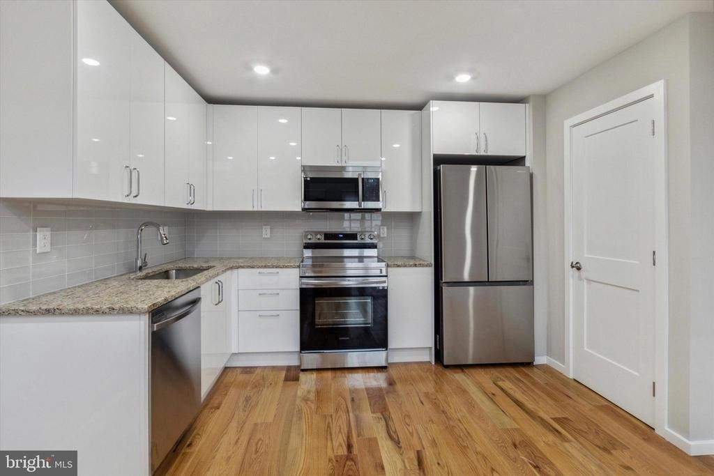1515 W Stiles Street - Photo 3
