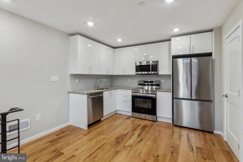 1515 W Stiles Street - Photo 2