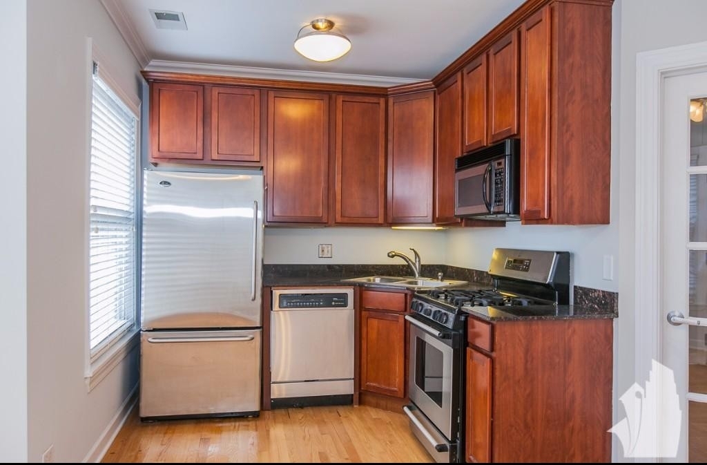 628-30 W Roscoe St - Photo 3