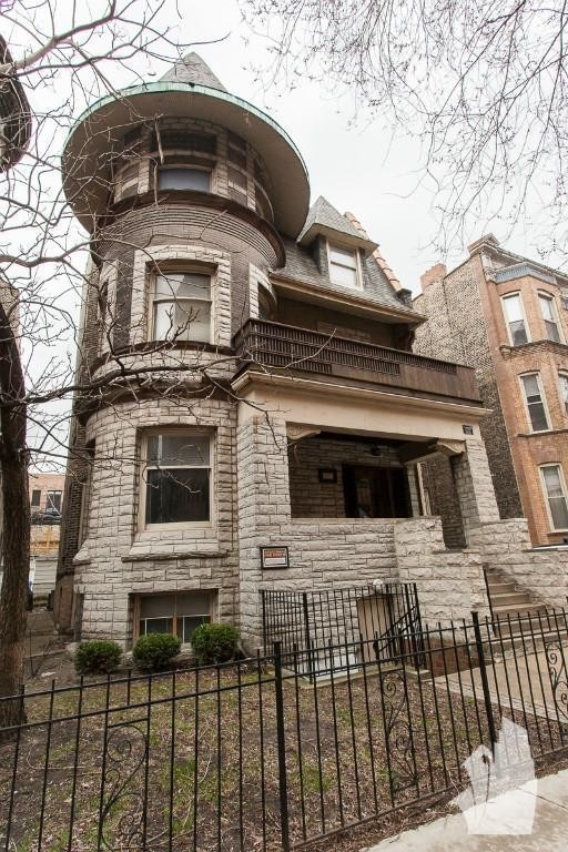 847 W Wellington - Photo 0
