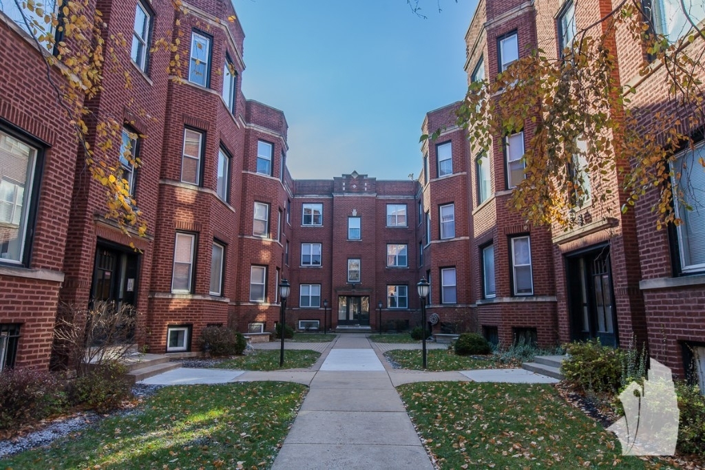 851-59 W Cornelia Ave - Photo 0