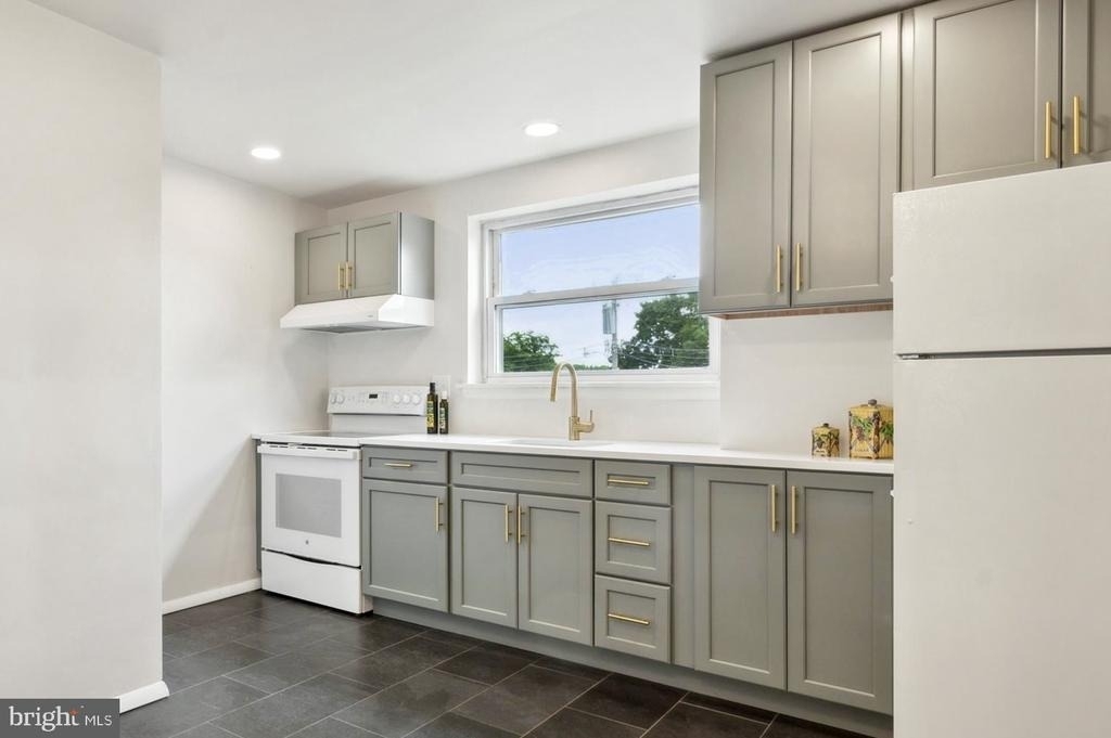 717 W Macdade Boulevard - Photo 2
