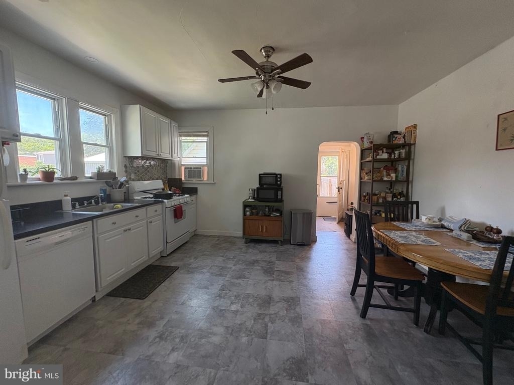 314 W 4th Street - Photo 3