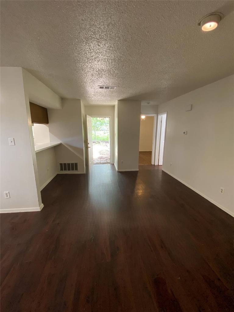 806 Sirocco Dr - Photo 2