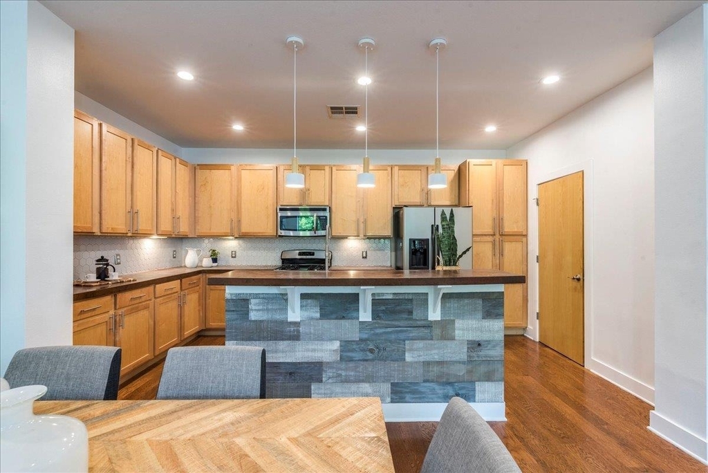 2608 E 6th St - Photo 5