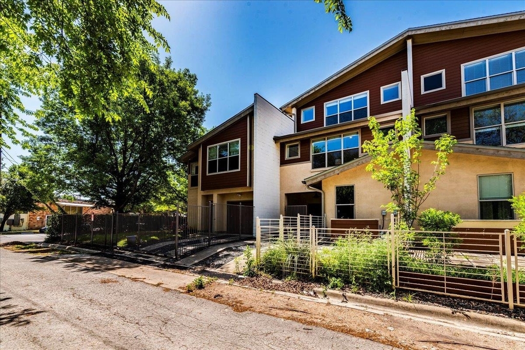 2608 E 6th St - Photo 24