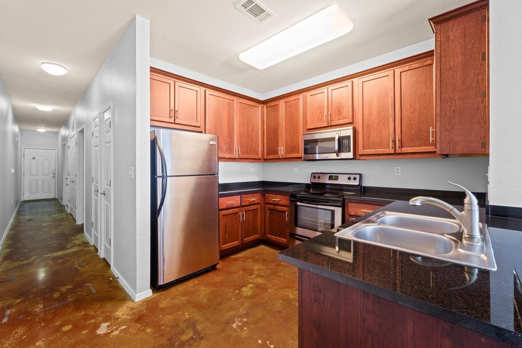 910 W 25th St - Photo 3