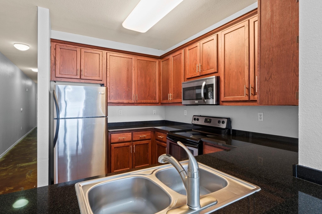910 W 25th St - Photo 2