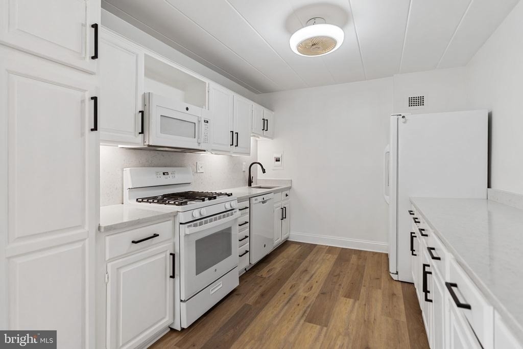 4800 Chevy Chase Drive - Photo 17