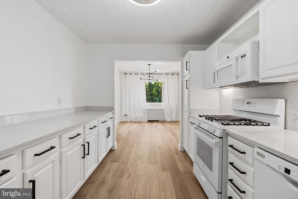 4800 Chevy Chase Drive - Photo 19